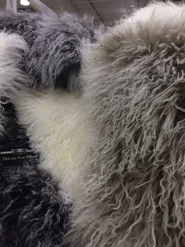 Costco1132243MONChâteauTibetanFURPillow CostcoChaser