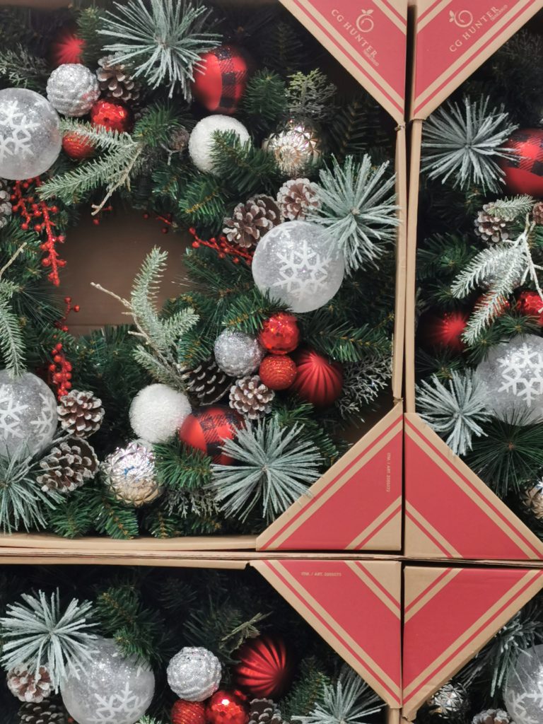 Costco200507330Red andSilverDecoratedWreath CostcoChaser